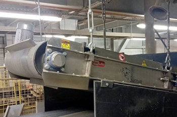 Подвесной электромагнит с автоматической очисткой DND-AC – регенерация литейного песка и формовочных смесей